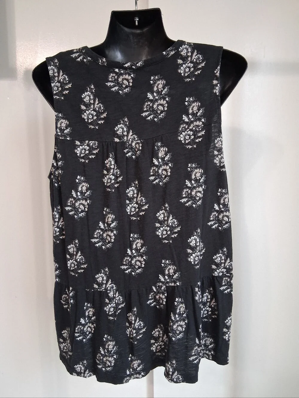Lucky Brand Black Floral Tie-Neck Sleeveless Top Sz L - Picture 2 of 6